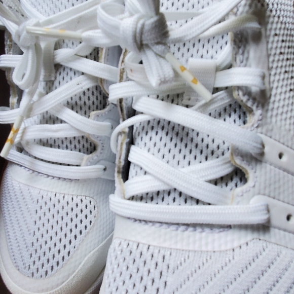 Under Armour women's  volleyball shoes - Picture 3 of 4